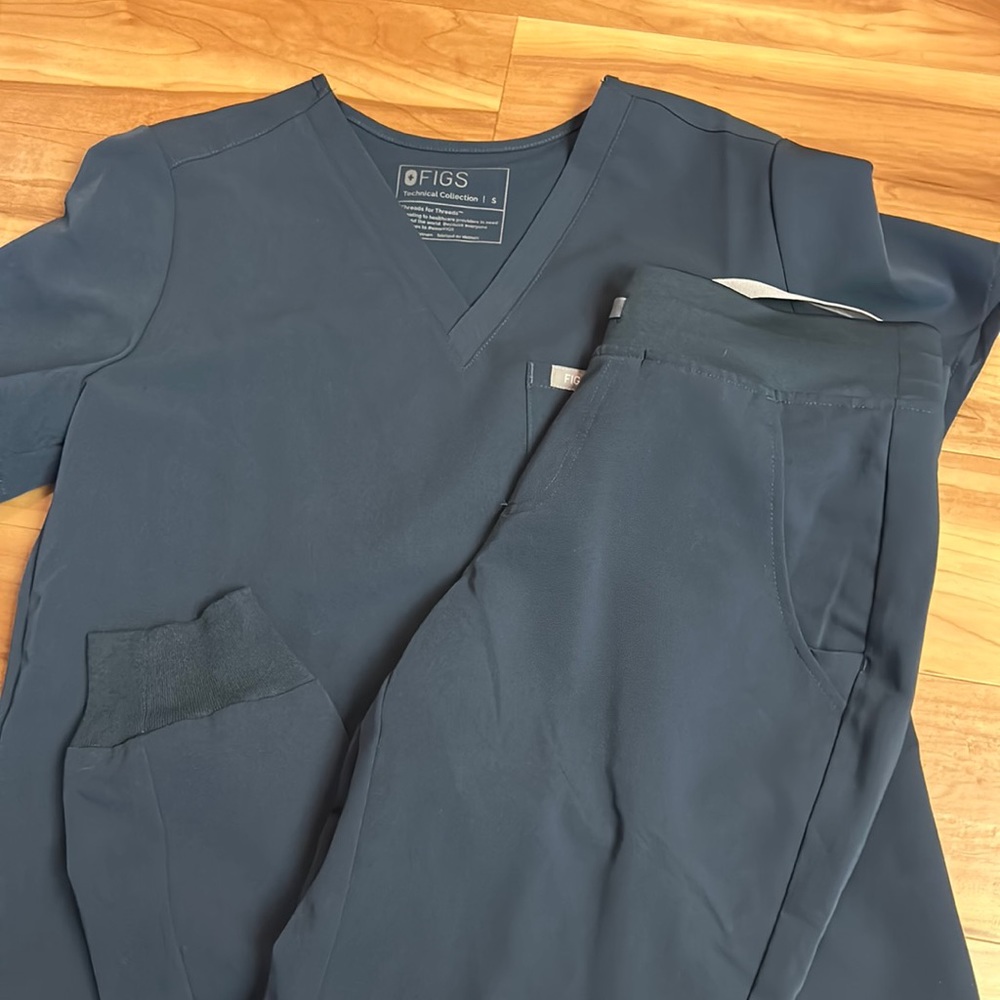 Figs classic scrub top and jogger bottoms. Dark harbor color. Never worn.